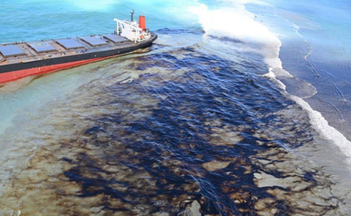 تسرب حوالي 1000 طن من النفط من سفينة شحن جنحت قبالة موريشيوس