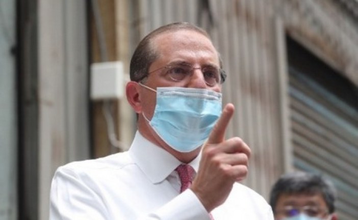 وزير الصحة الأمريكي عفر عن شكوكه في لقاح كورونا الروسي