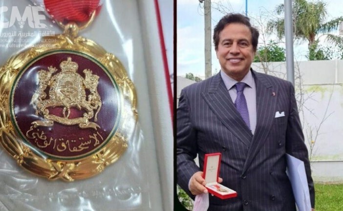 العاهل المغربي يوشح الدكتور المغربي “حسن التازي”