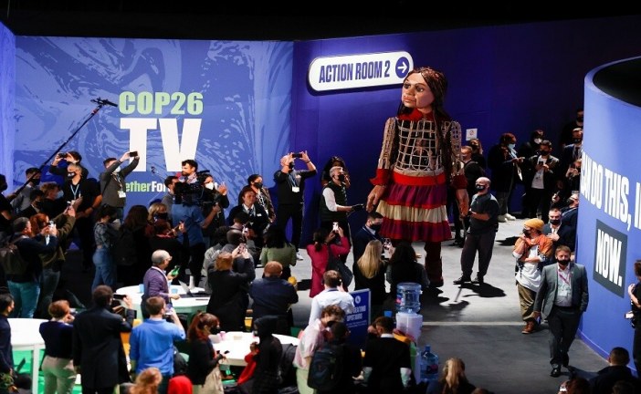 الدمية “أمل” تحمل هموم اللاجئين الأطفال إلى قمة المناخ في غلاسكو