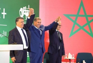 زعماء الأحزاب المكونة للأغلبية الحكومية يوقعون على ميثاق الأغلبية.