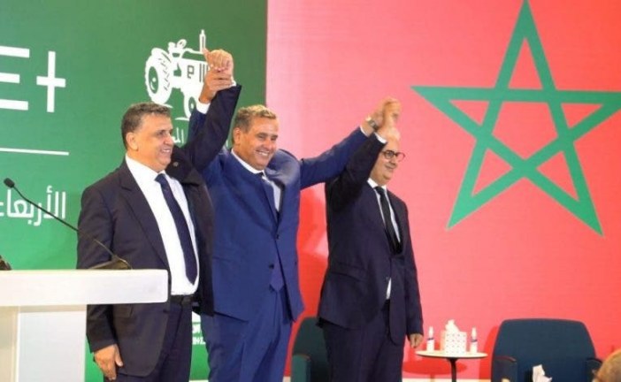 زعماء الأحزاب المكونة للأغلبية الحكومية يوقعون على ميثاق الأغلبية.
