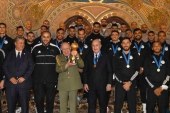 خرق بروتوكولي بالجزائر : تسليم الكأس لرئيس اركان الجيش الجزائري عوض الرئيس عبد المجيد تبون.