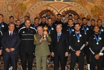 خرق بروتوكولي بالجزائر : تسليم الكأس لرئيس اركان الجيش الجزائري عوض الرئيس عبد المجيد تبون.