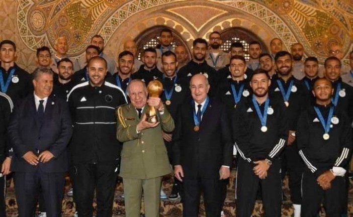 خرق بروتوكولي بالجزائر : تسليم الكأس لرئيس اركان الجيش الجزائري عوض الرئيس عبد المجيد تبون.