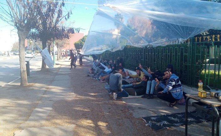 طلبة مكناس يبيتون في العراء.
