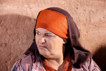 فاطمة وشاي تنتقد موضة العمارية