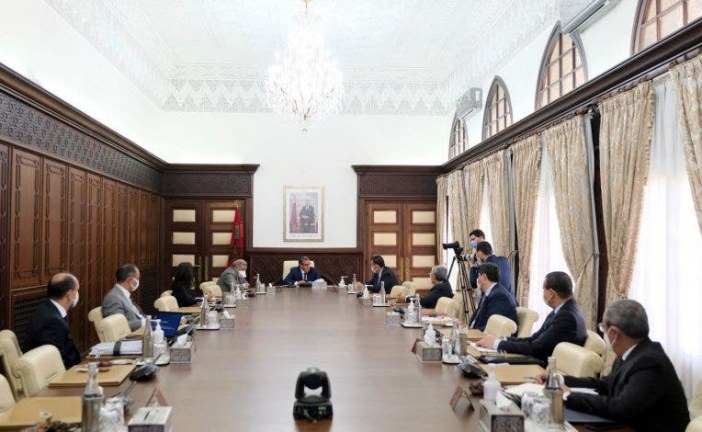 أخنوش يدعو ممثلي البنوك و”الباطرونا” إلى تمويل الاستثمار ودعم الأنشطة الإنتاجية