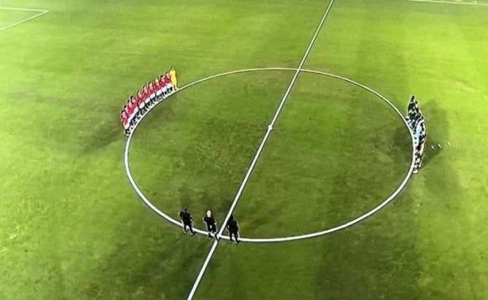 دقيقة صمت على روح الفقيد ريان في مباراة النهائي بين مصر و السنغال