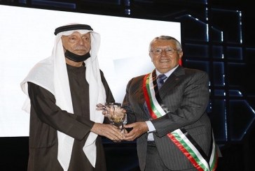 محمد بن عيسى يتوج بجائزة الانجاز الثقافي والعلمي في دبي