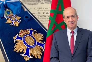 العاهل الإسباني يوشح مصطفى بوسمينة بوسام صليب الاستحقاق المدني