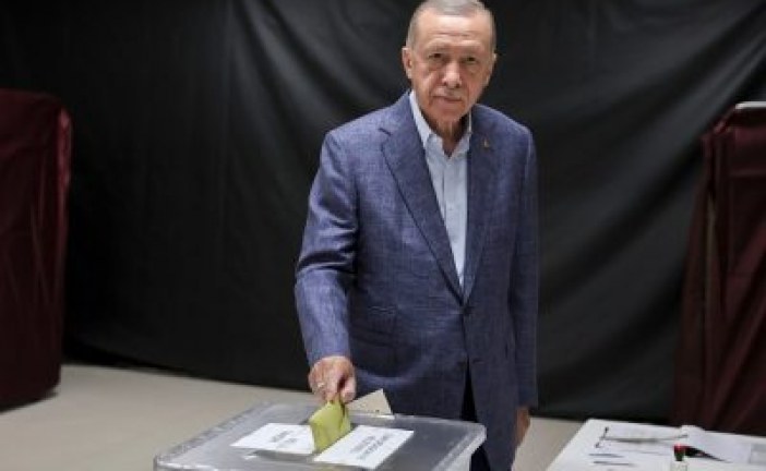 أردوغان يحصل على 49,42% من الأصوات وكيليتشدار أوغلو على 44,95%