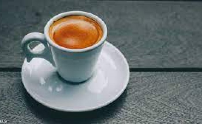 كوب قهوة على الحائط
