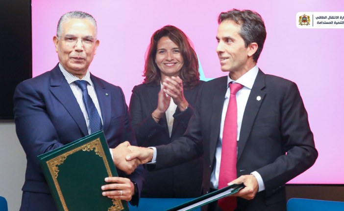 المغرب وشركة شيل يوقعان عقدا حول الغاز الطبيعي المسال