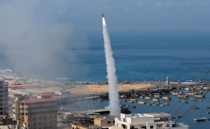 صواريخ حماس تستهدف مدناً إسرائيلية، ونتنياهو يعلن إسرائيل في “حالة حرب”