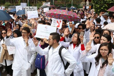 التهديد بالطرد يخرج طلبة كلية الطب إلى الشارع