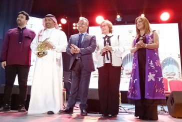 تسليم جائزة “زرياب المهارات” للفنان والعازف السعودي عبادي الجوهر بمهرجان تطوان الدولي للعود