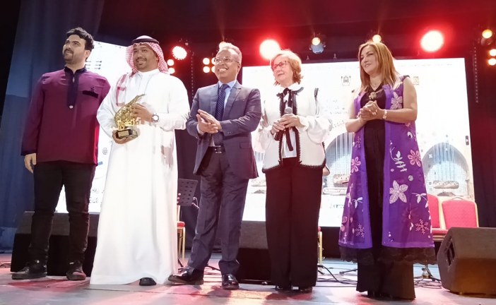 تسليم جائزة “زرياب المهارات” للفنان والعازف السعودي عبادي الجوهر بمهرجان تطوان الدولي للعود