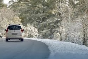 التساقطات الثلجية  تعيد البسمة لساكنة المناطق المحيطة بإفران
