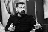 الطير بين القضبان