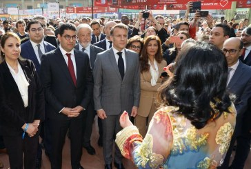 الرئيس الفرنسي يزور الجناح المغربي بمعرض الكتاب بباريس ويشيد بالصداقة المغربية الفرنسية