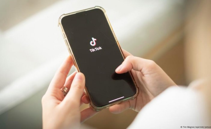 تيك توك يعمل على تطوير إصدار جديد قبل بيعه لمستثمرين