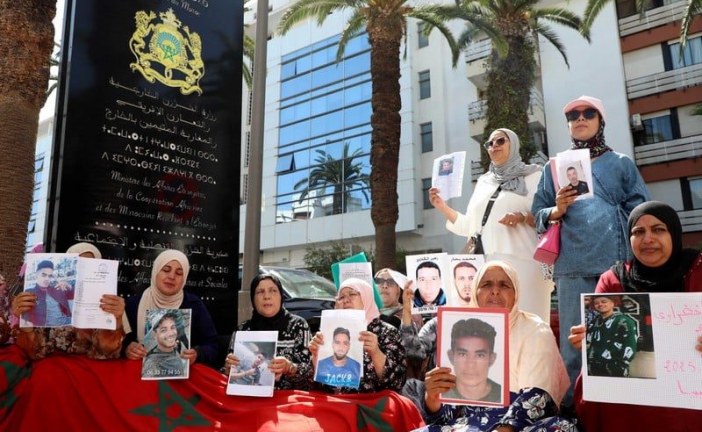 أسر شباب مغاربة في ليبيا تحتج بالرباط لمعرفة مصير الأبناء المفقودين