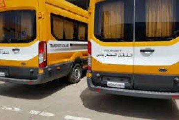 احتفاءً بالذكرى الثانية والستين لعيد الشباب المجيد:عامل عمالة مكناس يشرف على توزيع حافلات للنقل المدرسي وسيارتي إسعاف