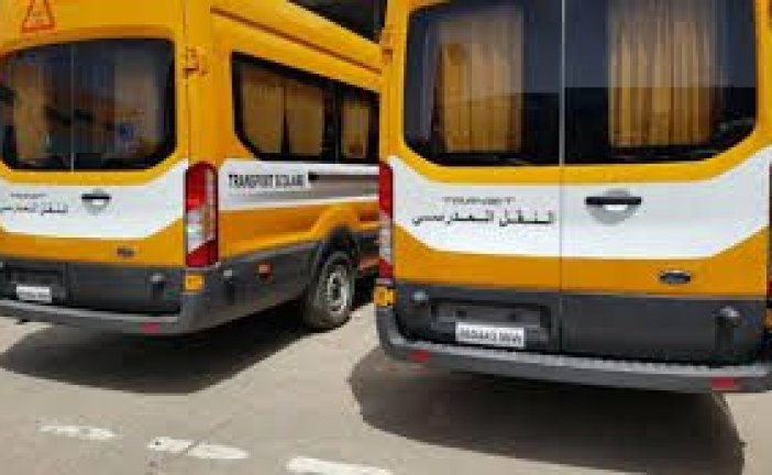احتفاءً بالذكرى الثانية والستين لعيد الشباب المجيد:عامل عمالة مكناس يشرف على توزيع حافلات للنقل المدرسي وسيارتي إسعاف