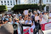 الصحفيون يحتجون أمام البرلمان رفضا لمشروع قانون إعادة تنظيم المجلس الوطني للصحافة.