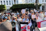الصحفيون يحتجون أمام البرلمان رفضا لمشروع قانون إعادة تنظيم المجلس الوطني للصحافة.