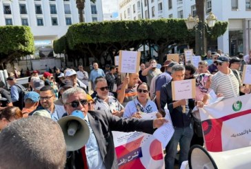 الصحفيون يحتجون أمام البرلمان رفضا لمشروع قانون إعادة تنظيم المجلس الوطني للصحافة.