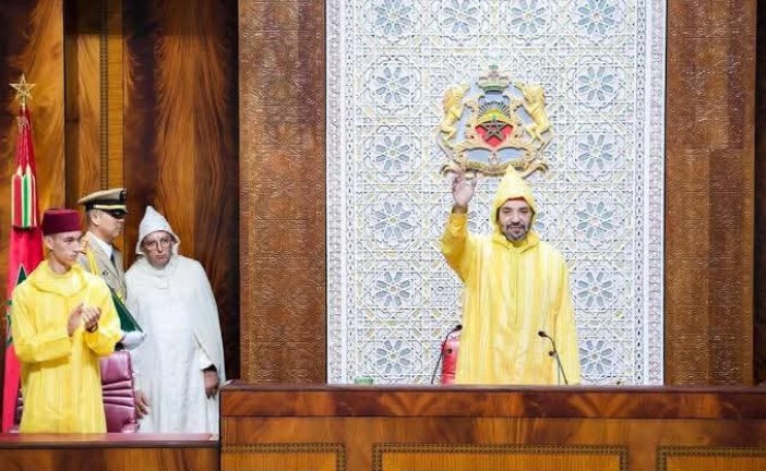 جلالة الملك للبرلمانيين : “فالعدالة الاجتماعية ومحاربة الفوارق المجالية ليست مجرد شعار فارغ، أو أولوية مرحلية قد تتراجع أهميتها حسب الظروف، وإنما نعتبرها توجهاً استراتيجياً يجب على جميع الفاعلين الالتزام به، ورهاناً مصيرياً ينبغي أن يحكم مختلف سياساتنا التنموية”.