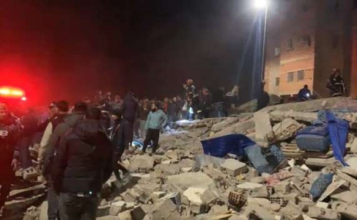 انهيار مرعب لعمارتين بفاس