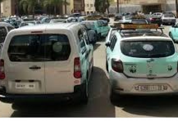 عاجل  عمالة مكناس: الشروع في عملية استبدال رخص الثقة الورقية الخاصة لسائقي سيارات الأجرة بصنفيها الأول والثاني برخص إلكترونية جديدة