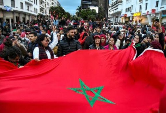 فرحة عارمة في المغرب عقب تأهل “أسود الأطلس” إلى الثمن النهائي.
